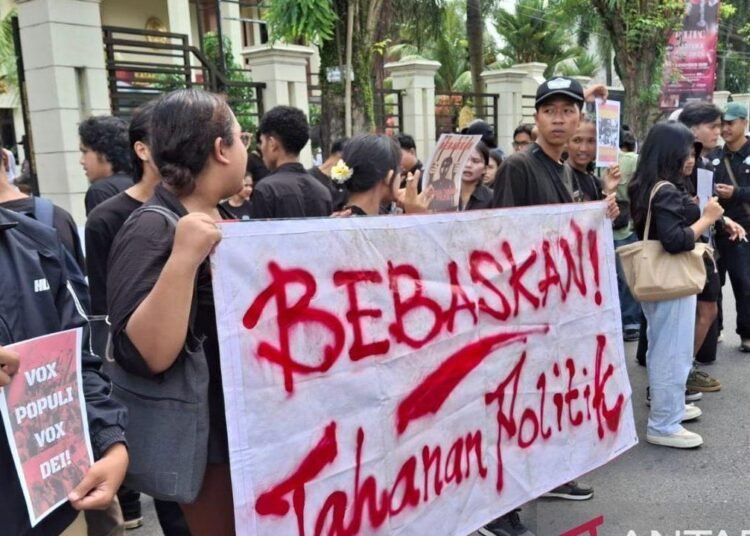 Gelar Aksi Solidaritas, Mahasiswa Jember Minta Bebaskan Demonstran Agustus 2025 1 unnamed file 98 750x536 1
