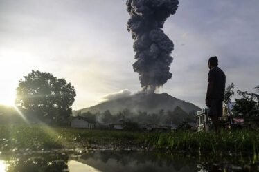 Gunung Ibu Erupsi 1 Januari 2026 Lontarkan Abu Vulkanik hingga 800 Meter