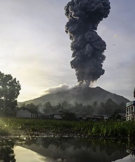 Gunung Ibu Erupsi 1 Januari 2026 Lontarkan Abu Vulkanik hingga 800 Meter