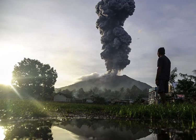 Gunung Ibu Erupsi 1 Januari 2026 Lontarkan Abu Vulkanik hingga 800 Meter