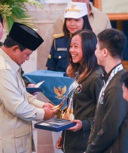 antarafoto penyerahan bonus atlet peraih medali sea games thailand 1767881977 750x536 1