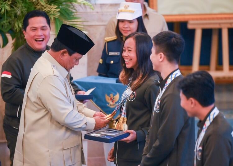 antarafoto penyerahan bonus atlet peraih medali sea games thailand 1767881977 750x536 1