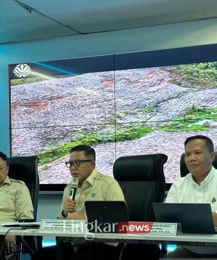deputi gakkum klh bplh rizal irawan dalam konferensi pers