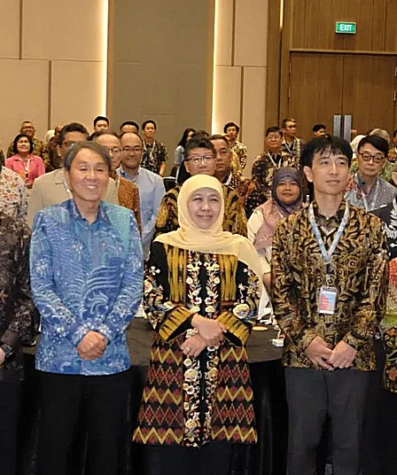 gubernur jatim khofifah indar parawansa dan konsul jenderal jepang di surabaya takonai susumu
