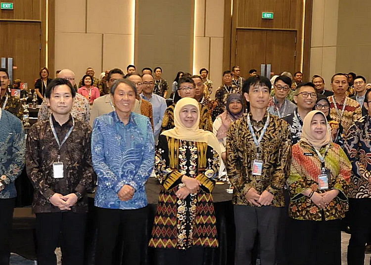 gubernur jatim khofifah indar parawansa dan konsul jenderal jepang di surabaya takonai susumu