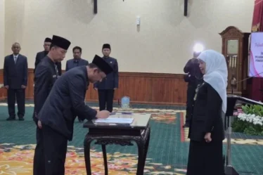 gubernur jatim khofifah indar parawansa melantik pejabat eselon ii