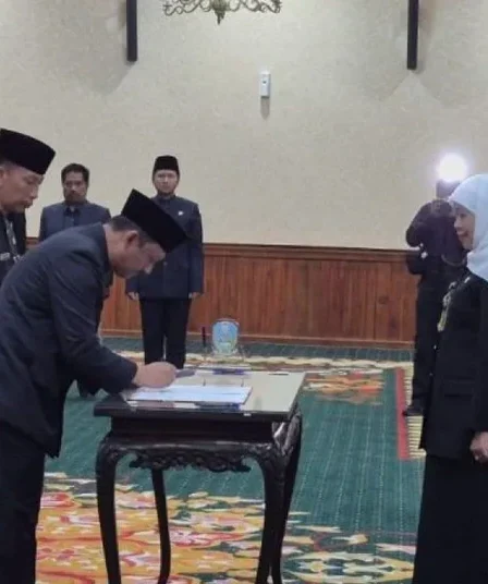 gubernur jatim khofifah indar parawansa melantik pejabat eselon ii