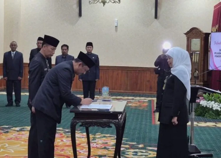 gubernur jatim khofifah indar parawansa melantik pejabat eselon ii