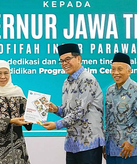 gubernur jatim khofifah indar parawansa menerima penghargaan dari bmps