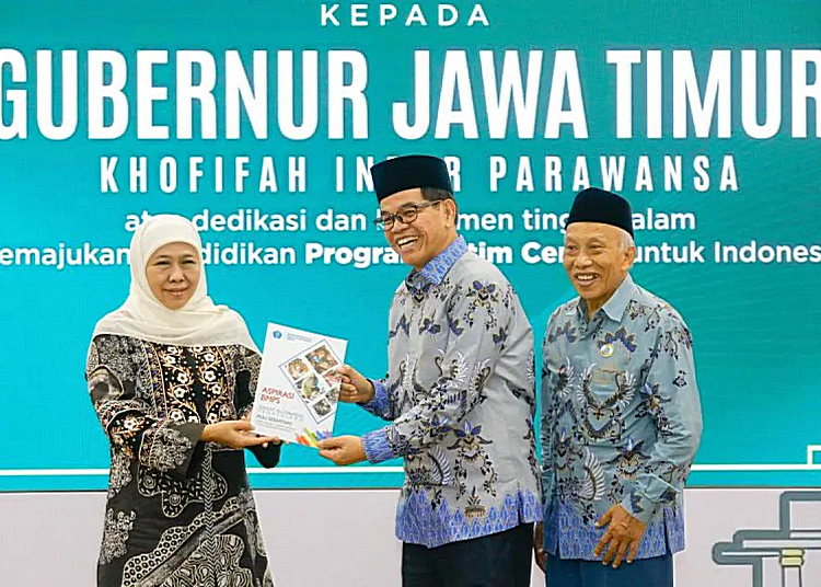 gubernur jatim khofifah indar parawansa menerima penghargaan dari bmps