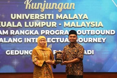 gubernur jawa timur khofifah indar parawansa menerima kunjungan pensyarah kanan jabatan usuluddin dan dakwah universiti malaya muhammad hazim bin mohd azhar