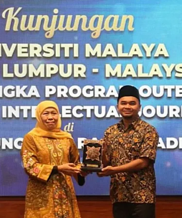 gubernur jawa timur khofifah indar parawansa menerima kunjungan pensyarah kanan jabatan usuluddin dan dakwah universiti malaya muhammad hazim bin mohd azhar