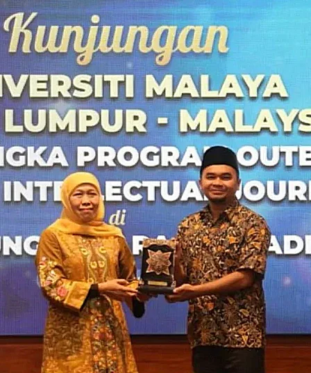 gubernur jawa timur khofifah indar parawansa menerima kunjungan pensyarah kanan jabatan usuluddin dan dakwah universiti malaya muhammad hazim bin mohd azhar