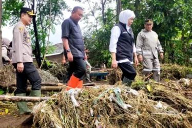 gubernur jawa timur khofifah indar parawansa meninjau lokasi banjir bandang di situbondo
