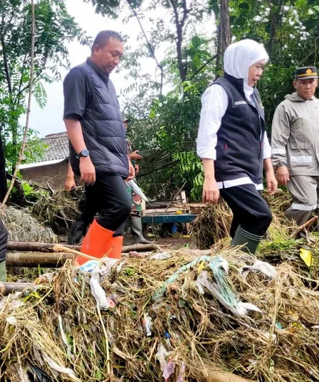 gubernur jawa timur khofifah indar parawansa meninjau lokasi banjir bandang di situbondo