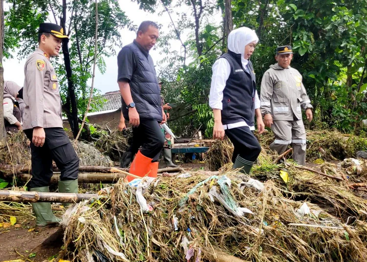 gubernur jawa timur khofifah indar parawansa meninjau lokasi banjir bandang di situbondo
