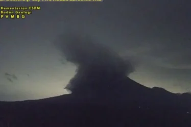 gunung semeru erupsi dengan meluncurkan awan panas guguran sejauh 5 kilometer