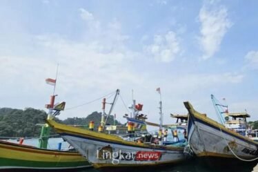 kapal pengangkut ikan milik nelayan bersandar di area pendaratan di pelabuhan sendang biru kabupaten malang