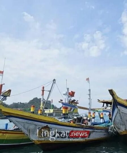 kapal pengangkut ikan milik nelayan bersandar di area pendaratan di pelabuhan sendang biru kabupaten malang