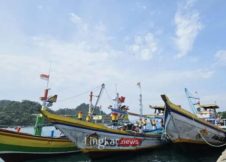 kapal pengangkut ikan milik nelayan bersandar di area pendaratan di pelabuhan sendang biru kabupaten malang