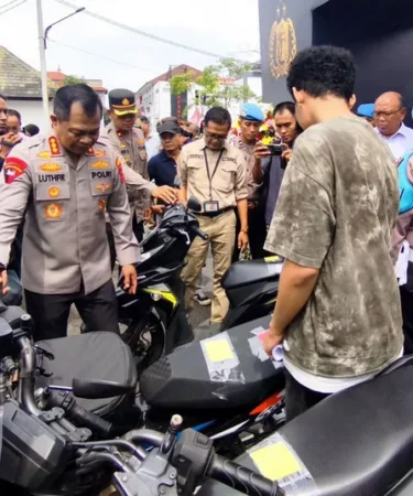 kapolrestabes surabaya kombes pol luthfie setiawan meninjau barang bukti motor curian