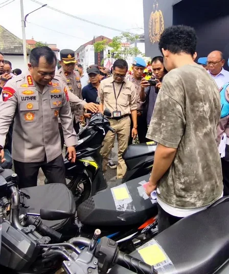 kapolrestabes surabaya kombes pol luthfie setiawan meninjau barang bukti motor curian