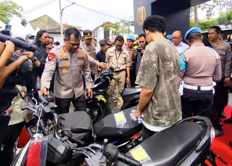 kapolrestabes surabaya kombes pol luthfie setiawan meninjau barang bukti motor curian