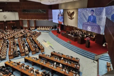 ketua komisi iii dpr ri habiburokhman menyampaikan laporan percepatan reformasi polri