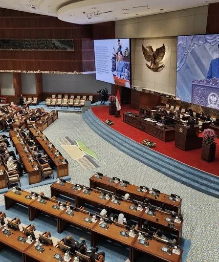 DPR RI Setujui 8 Poin Percepatan Reformasi Polri, Kedudukan Tetap di Bawah Presiden 4 ketua komisi iii dpr ri habiburokhman menyampaikan laporan percepatan reformasi polri