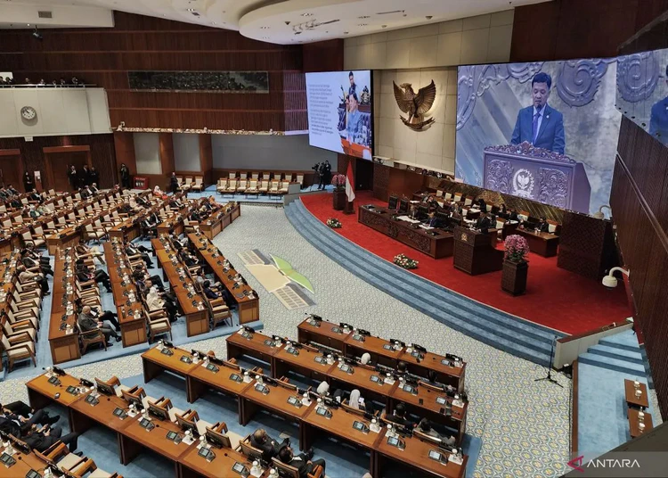 DPR RI Setujui 8 Poin Percepatan Reformasi Polri, Kedudukan Tetap di Bawah Presiden 7 ketua komisi iii dpr ri habiburokhman menyampaikan laporan percepatan reformasi polri