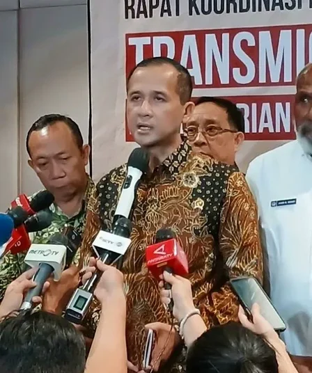 menteri transmigrasi m iftitah sulaiman suryanagara konferensi pers