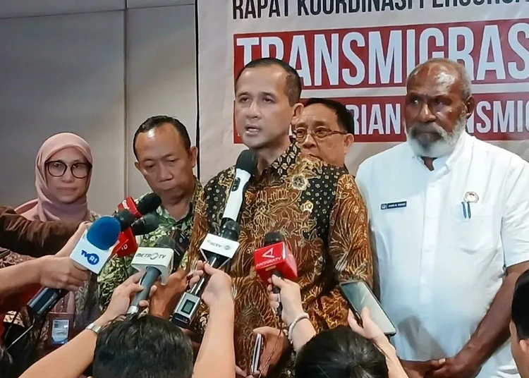 menteri transmigrasi m iftitah sulaiman suryanagara konferensi pers