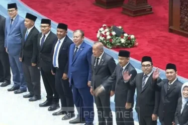 pimpinan dpr ri berfoto bersama calon anggota ombudsman 2026 2031 750x536 1
