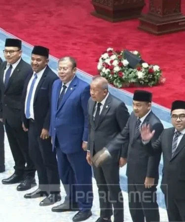 pimpinan dpr ri berfoto bersama calon anggota ombudsman 2026 2031 750x536 1