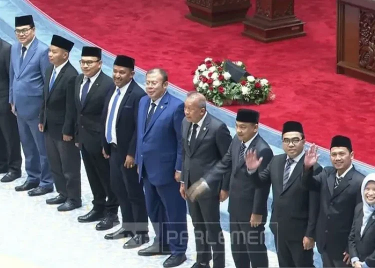 Rapat Paripurna DPR RI Sahkan 9 Anggota Ombudsman Periode 2026-2031 1 pimpinan dpr ri berfoto bersama calon anggota ombudsman 2026 2031 750x536 1