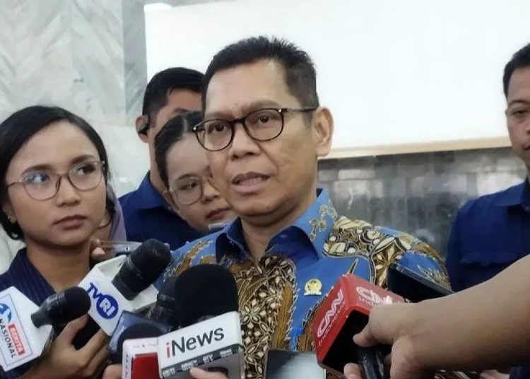 wakil ketua dpr ri adies kadir