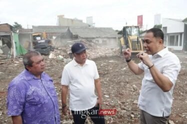 wali kota surabaya eri cahyadi meninjau pembebasan lahan untuk jalan layang taman pelangi