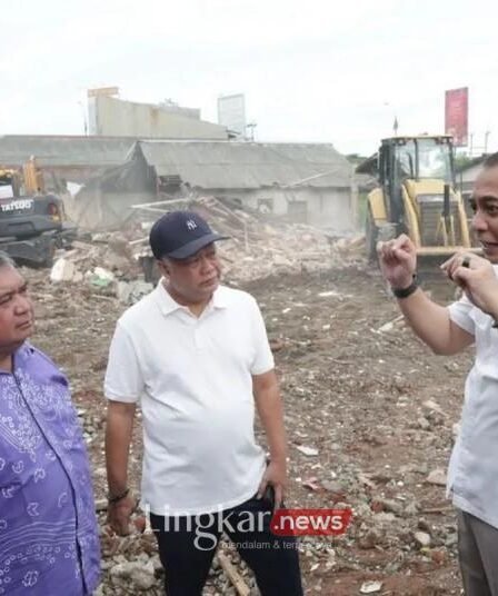 wali kota surabaya eri cahyadi meninjau pembebasan lahan untuk jalan layang taman pelangi