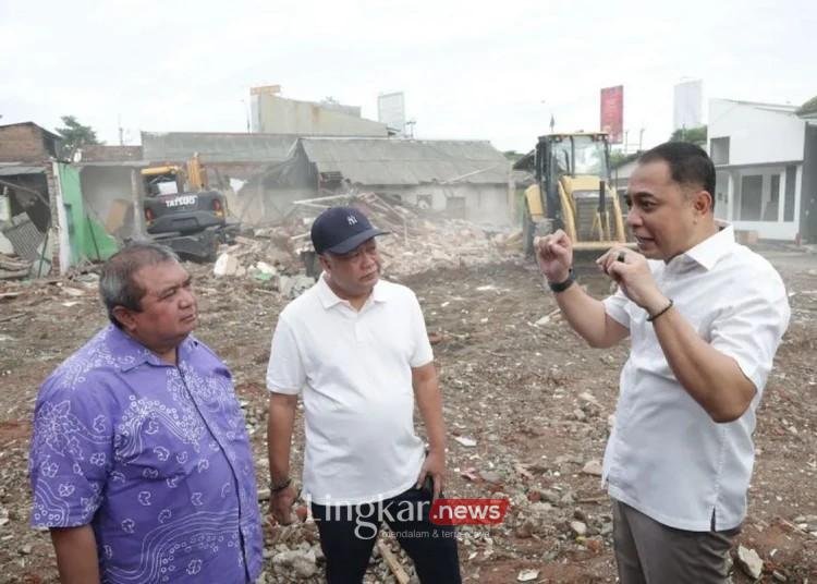 wali kota surabaya eri cahyadi meninjau pembebasan lahan untuk jalan layang taman pelangi