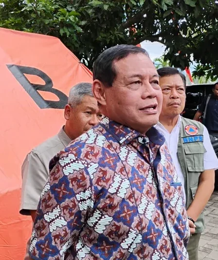 anggota komisi viii dpr ri nanang samodra serahkan bantuan penanganan dampak gempa bumi pacitan