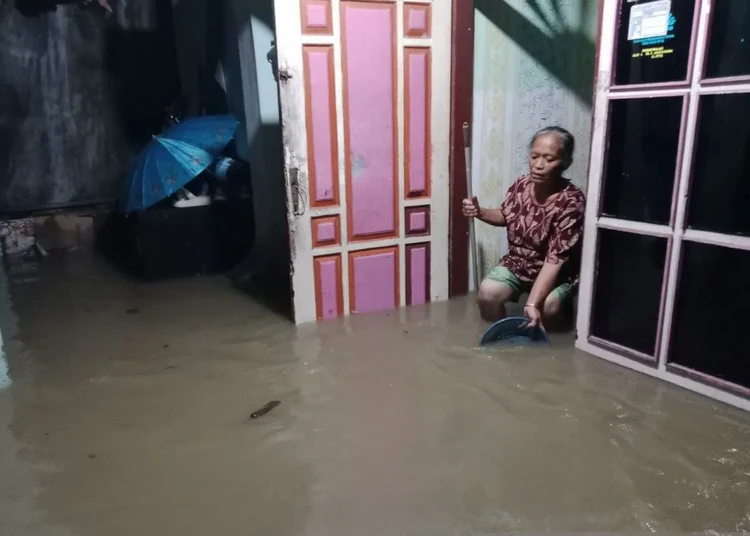 Banjir Terjang 17 Desa di Jember, 3.944 KK Terdampak dan Ratusan Mengungsi 1 banjir di rumah warga jember