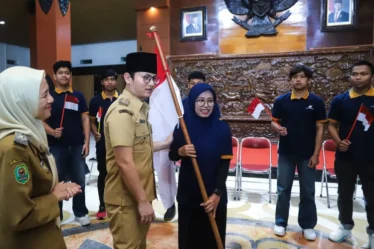 bupati trenggalek mochamad nur arifin melepas keberangkatan sembilan pemuda yang akan menempuh pendidikan diploma 2 di korsel