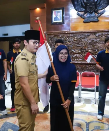 bupati trenggalek mochamad nur arifin melepas keberangkatan sembilan pemuda yang akan menempuh pendidikan diploma 2 di korsel