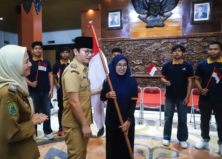 bupati trenggalek mochamad nur arifin melepas keberangkatan sembilan pemuda yang akan menempuh pendidikan diploma 2 di korsel