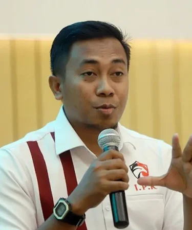 direktur eksekutif indonesia political review iwan setiawan