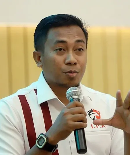 direktur eksekutif indonesia political review iwan setiawan