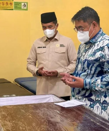 dirjen pemberdayaan kp2mi m fachri mendoakan jenazah pmi asal sumbawa