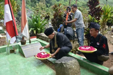 doa bersama dan refleksi perjuangan tan malaka di makamnya di kediri