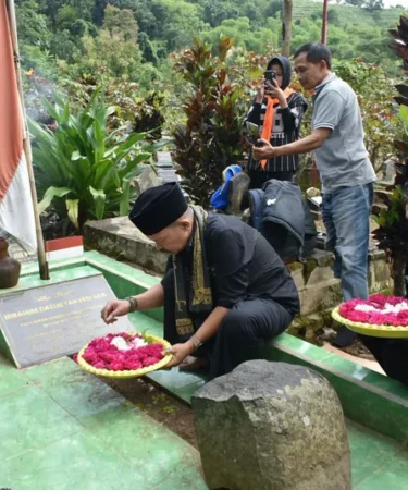 doa bersama dan refleksi perjuangan tan malaka di makamnya di kediri