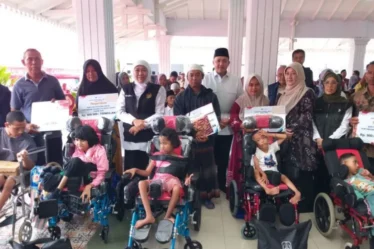 gubernur jatim khofifah indar parawansa bagikan bansos kabupaten pasuruan